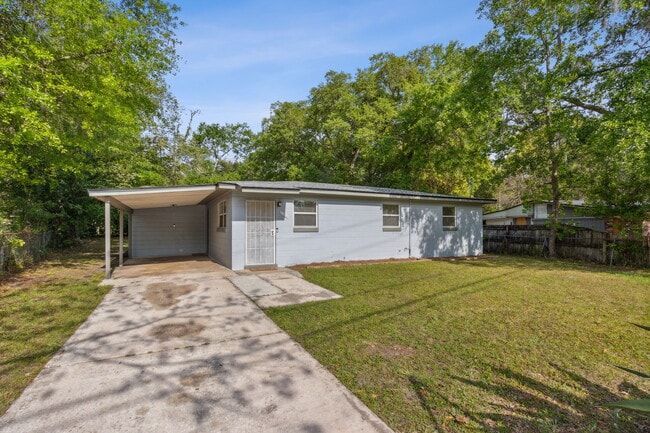 Photo - 2304 Miss Muffet Ln W