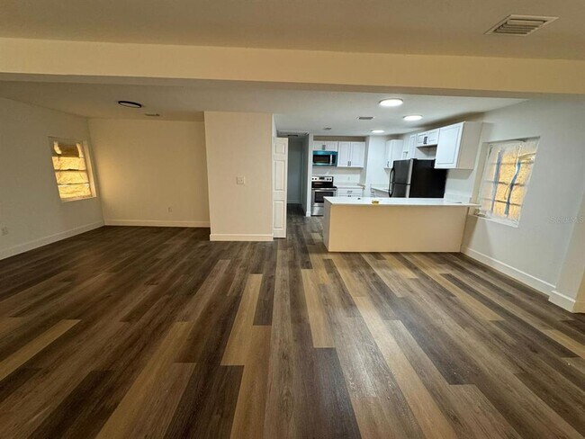 Photo - 121 Bay St