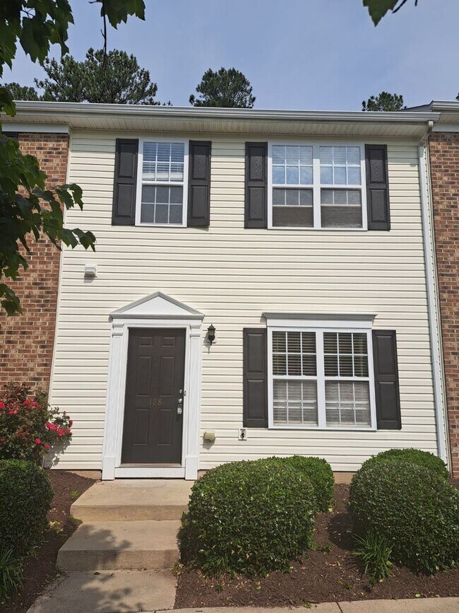 Building Photo - Beautiful Townhome