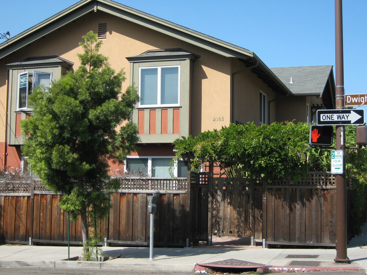 COMING SOON---A spacious 4bdr/3bathroom just one block from Shattuck Ave shops and entertainment ... - COMING SOON---A spacious 4bdr/3bathroom just one block from Shattuck Ave shops and entertainment ... Unidad 02