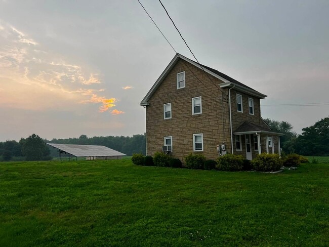 Side view with Yard - 966 Main St
