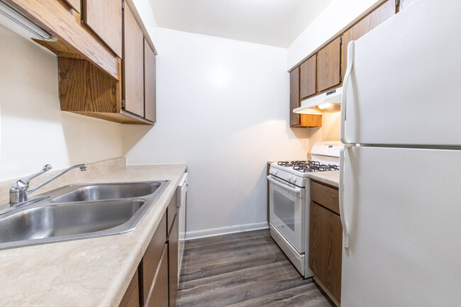 Building Photo - Woodlake Rental