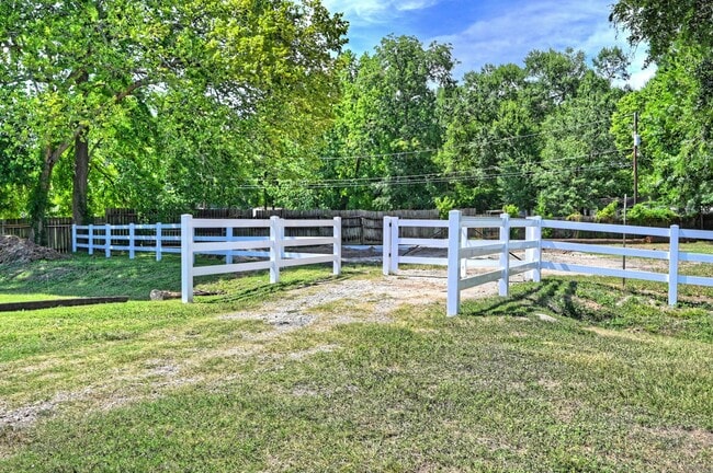 Building Photo - 9812 Arbor Oak