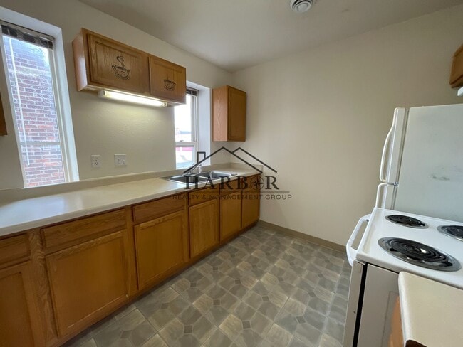 Building Photo - Spacious 2BR/2.5BA in Historic Spring Valley Building – Electricity Included! Unit 201