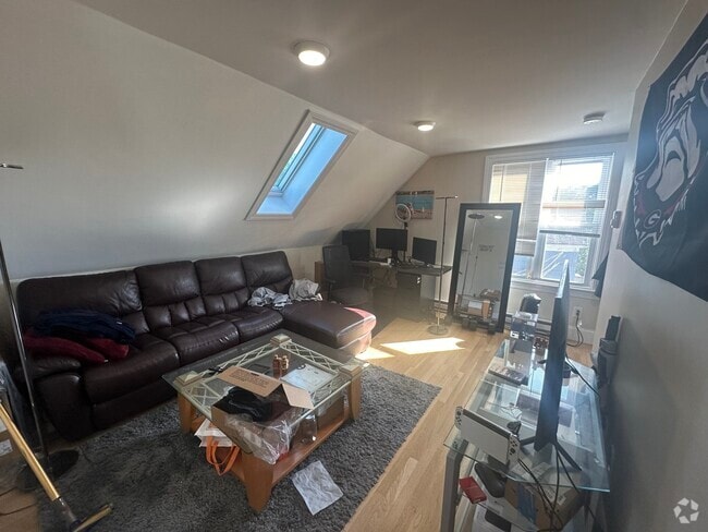 Building Photo - 343 Beacon St Unit 3 Rental