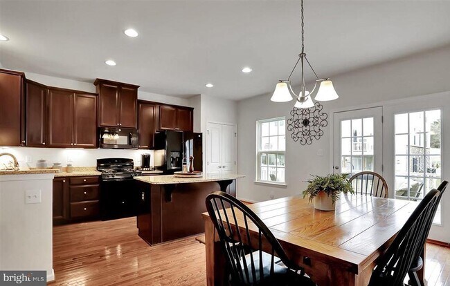 Photo - 114 Chamomile Ct