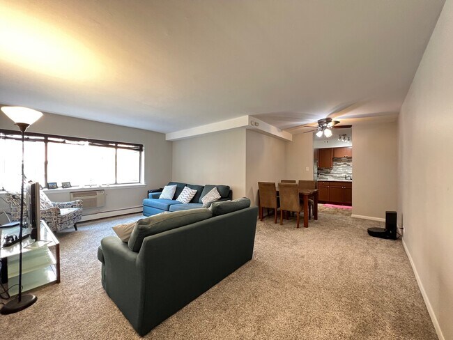 Photo - 3620 N Pine Grove Ave Unidad 204