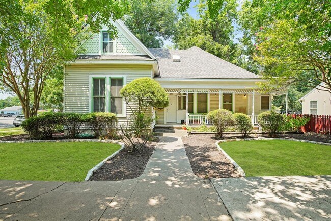 Building Photo - 212 W 43rd St