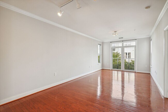 Photo - Available Now! High End 1 bed/ 1 bath with Parking! 24 hour concierge!