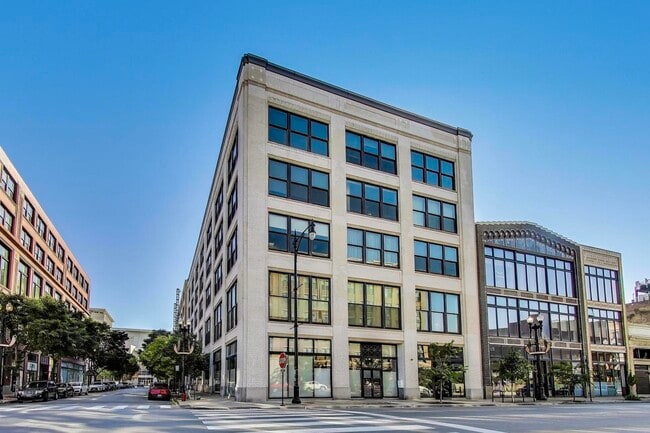Building Photo - 2303 S Michigan Ave Unit 209