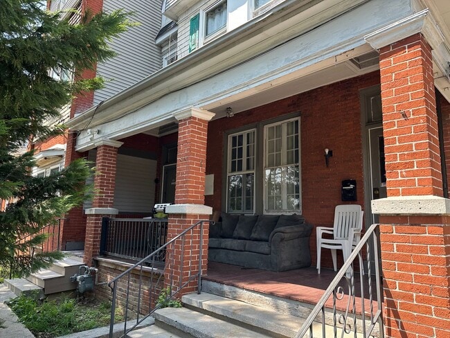 Photo - 905 E King St Unidad D