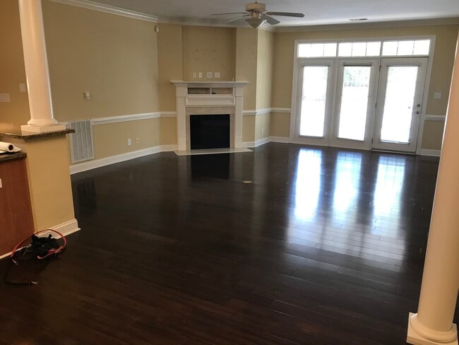 sala de estar de concepto abierto - 1931 Dante Ln Unidad #104