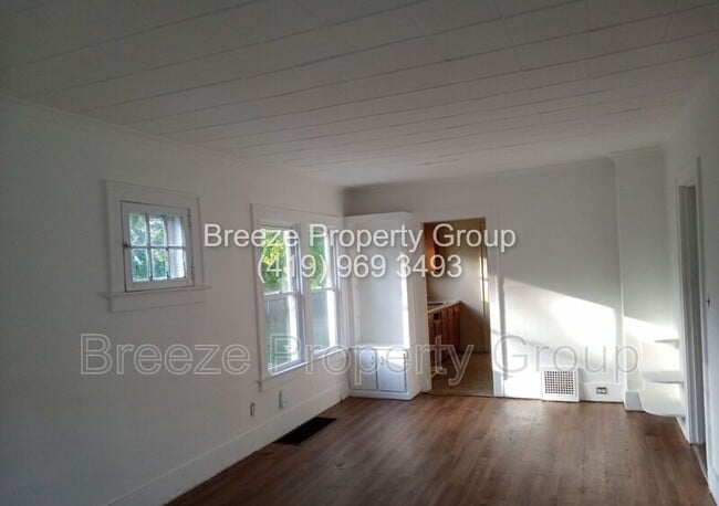Photo - 2050 Berdan Ave
