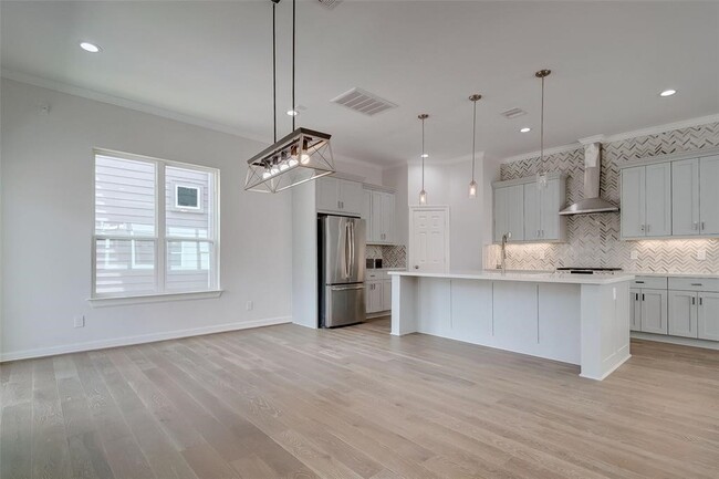 Building Photo - 5528 Larkin St Rental