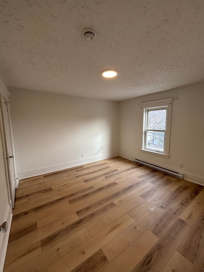 Photo - NEWLY RENOVATED ONE BEDROOM APARTMENT AVAILABLE IN DOWNTOWN DARTMOUTH Unité B