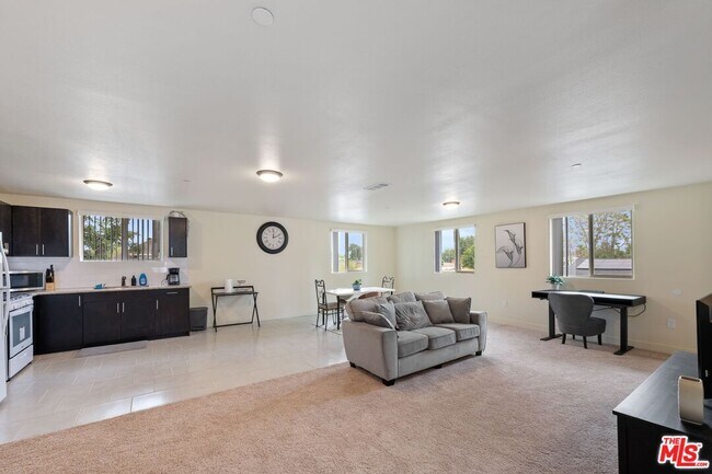 Photo - 865 E 49th St