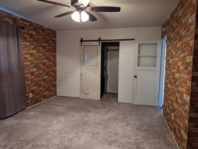 Photo - Luxurious 4 bedroom 2 bath house with river view - pet-friendly!