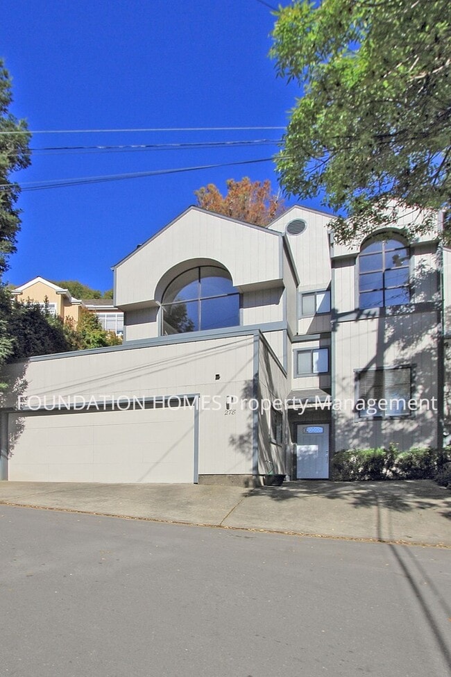 Sun Drenched 3BR/2.5BA Home in Tam Junctio... - Sun Drenched 3BR/2.5BA Home in Tam Junctio...