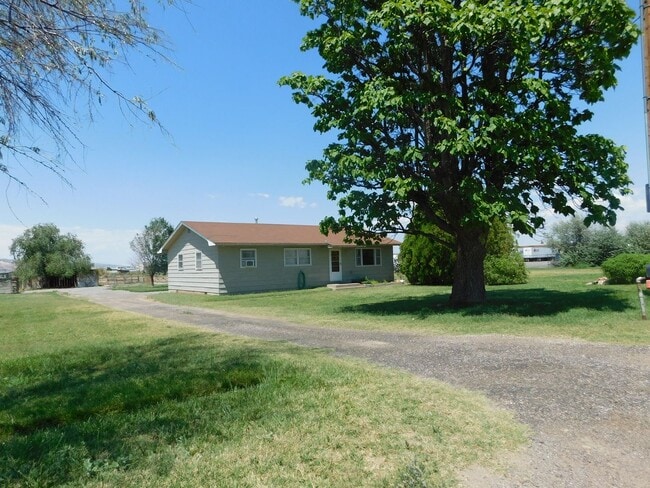 Building Photo - Country Living in Town