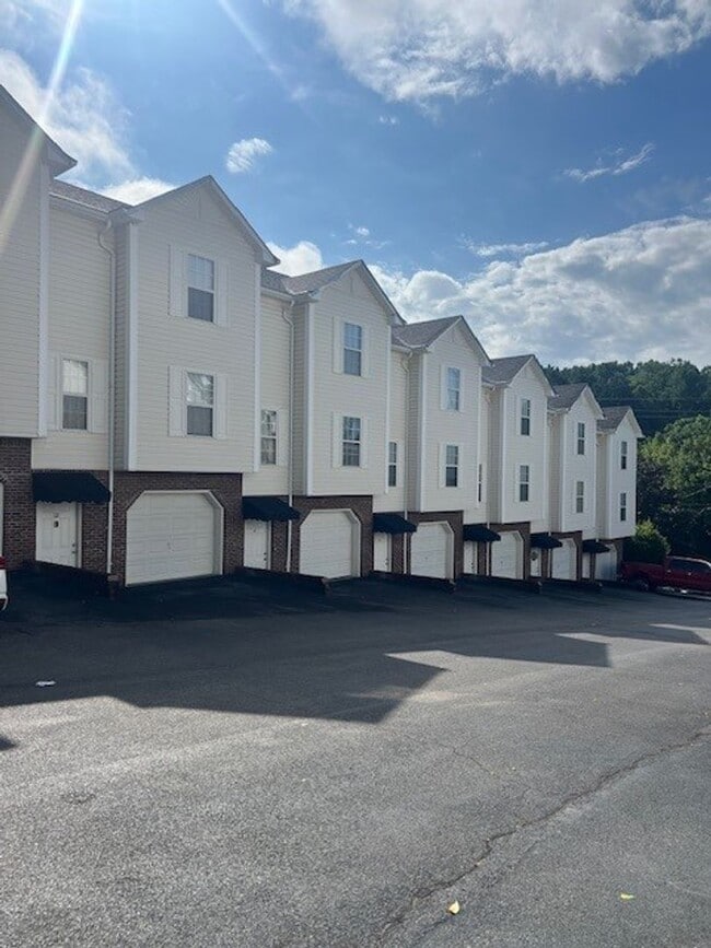 Spacious 2-Bedroom Townhouse with Garage - Spacious 2-Bedroom Townhouse with Garage