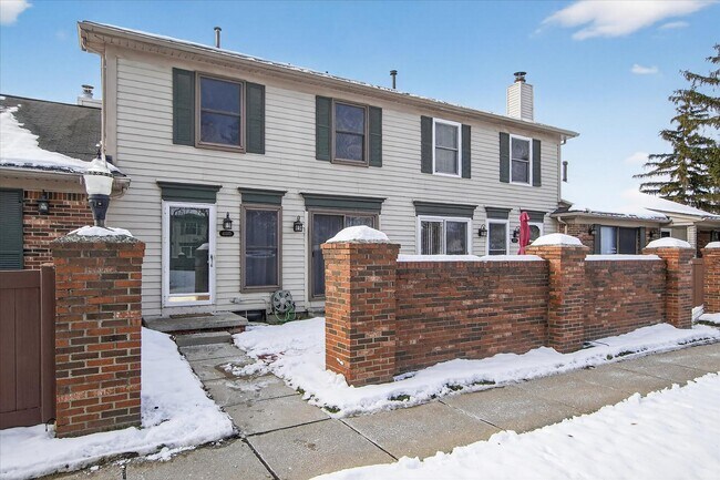 Building Photo - 41070 Southwind Dr Unit 92