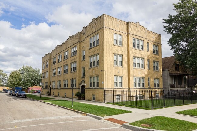 Photo - 4715 W Cornelia Ave Apartment Unit 2W
