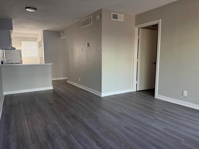 Photo - 311 E 31st St Unidad 103