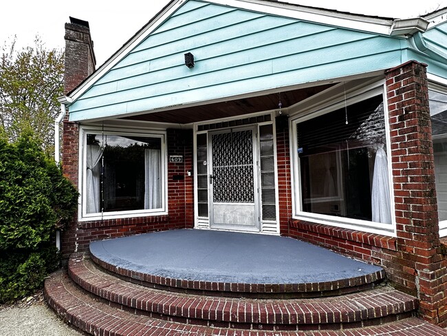 3 BDRM 2 full bath house. 2322 sqft. Lincoln Neighborhood - 609 NW 41st St House