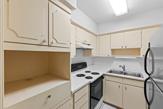 Photo - 2601 Bellefontaine Unit C116