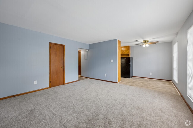 2BR, 2BA - 750SF - Living Room