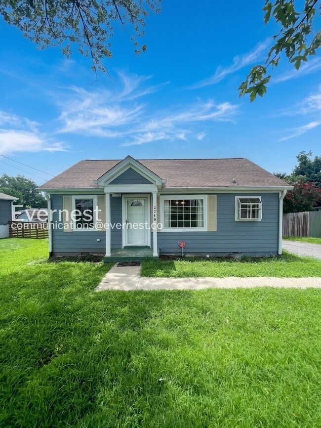 Building Photo - 2249 Maplecrest Dr