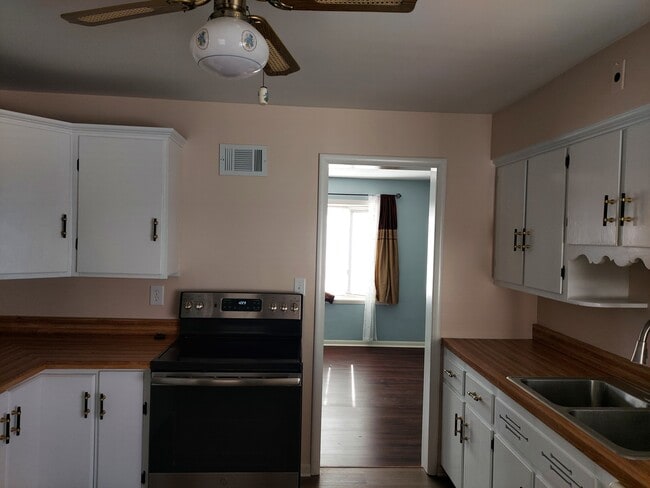 Kitchen - 202 Renrose Ave