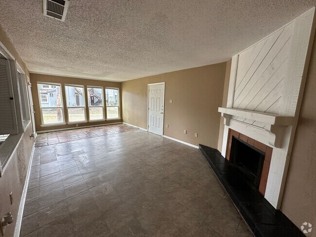Building Photo - First floor unit with open floor plan! Rental