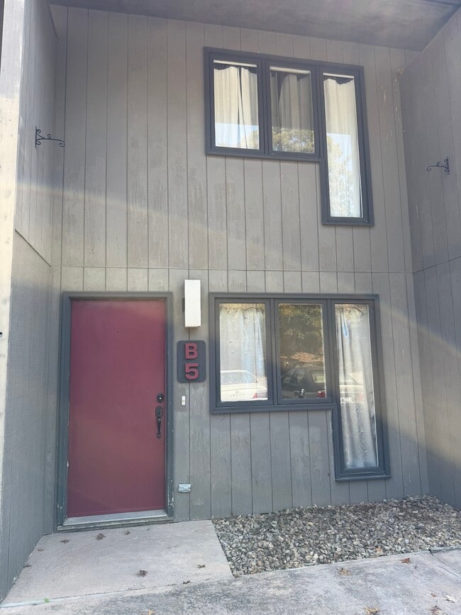 Building Photo - 115 Beechnut St Unit B5