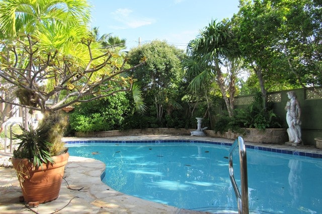 Building Photo - AVAILABLE NOW!! Furnished 2 bed/2 bath Home with Pool and on Canal