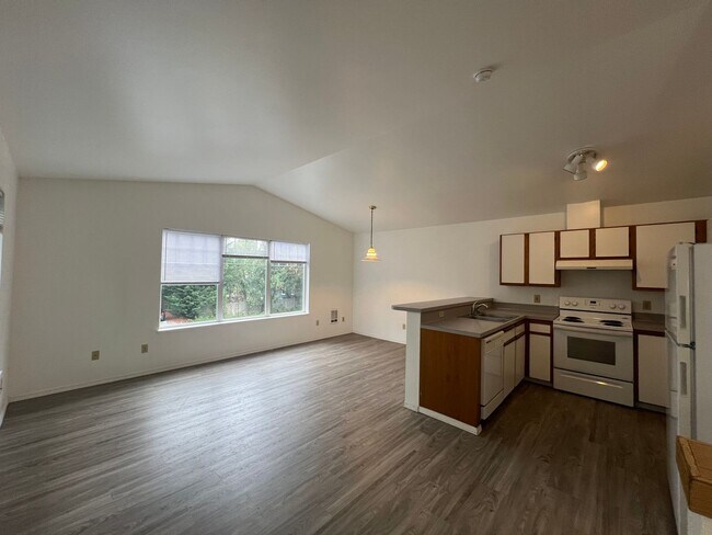 Photo - 4 Bed 2 Bath 2 Car Garage Unit Close to WWU and Fairhaven Unit 2322