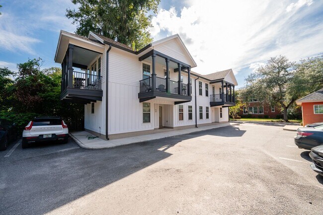 Building Photo - Student Living Near UF - 3 Bed / 3 Bath Home with Balcony * $200 GIFT CARD INCENTIVES!* PER TENANT