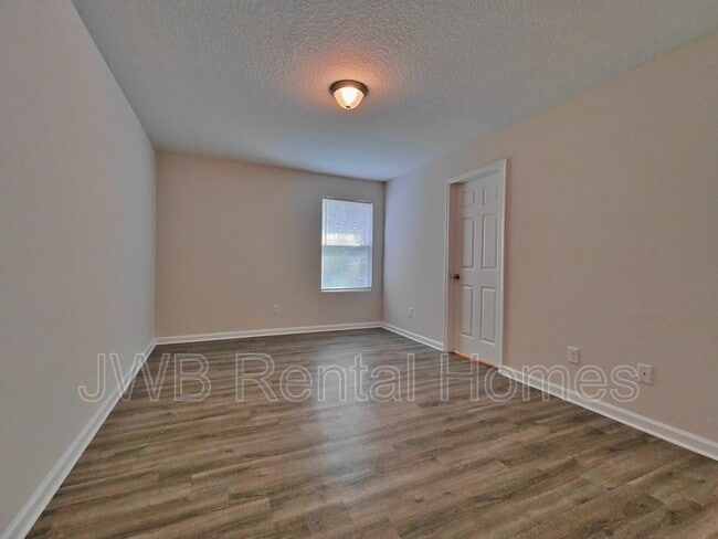 Photo - 452 Malcross Ave