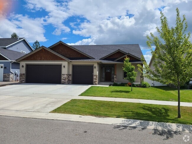 Building Photo - Beautiful Custom 3 bedroom 2 bath Home for...