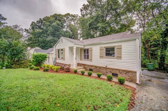 Photo - 1384 Westmont Rd SW