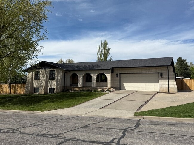 Photo - Comfortable 5 Bed / 4 Bath Home with Dual Kitchens & Garage