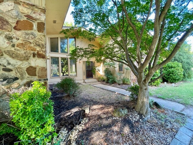 Building Photo - Large 3 bed / 2 bath Available Now! Rental