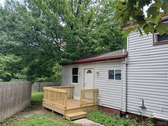 Photo - 6 W 6th St