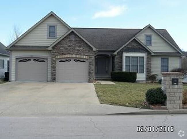 Building Photo - Available in August!! 3 Bedroom / 2 Bathro... Rental