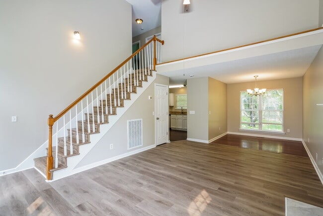 Photo - 131 Braxton Ln E