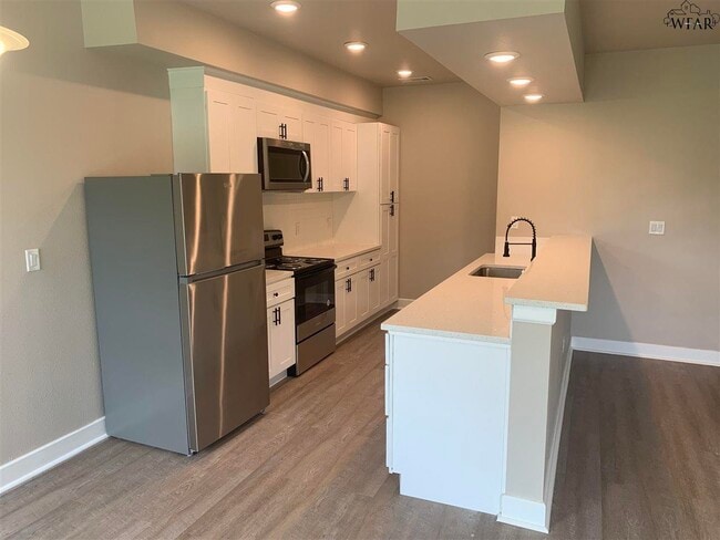 Photo - 436 W College St