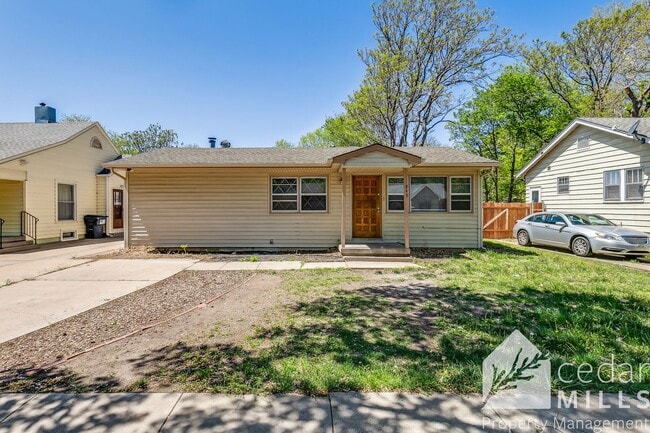 Building Photo - 3 Bedroom with Den and 2 Car Garage!