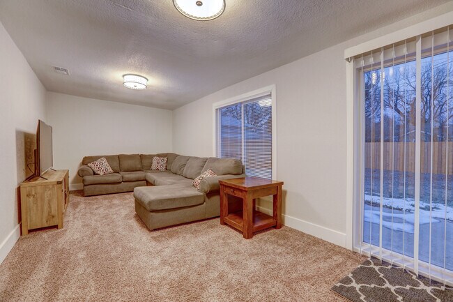 1060 Worchester St Unidad $750 room built in shelving