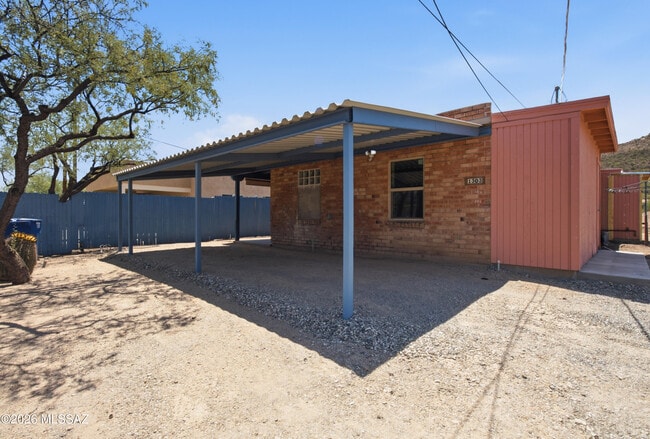 Building Photo - 1303 W Cedar St