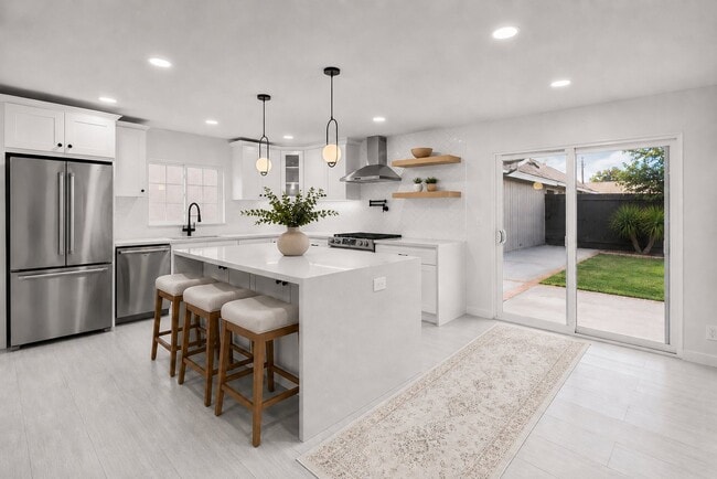 Photo - 17337 Emelita St